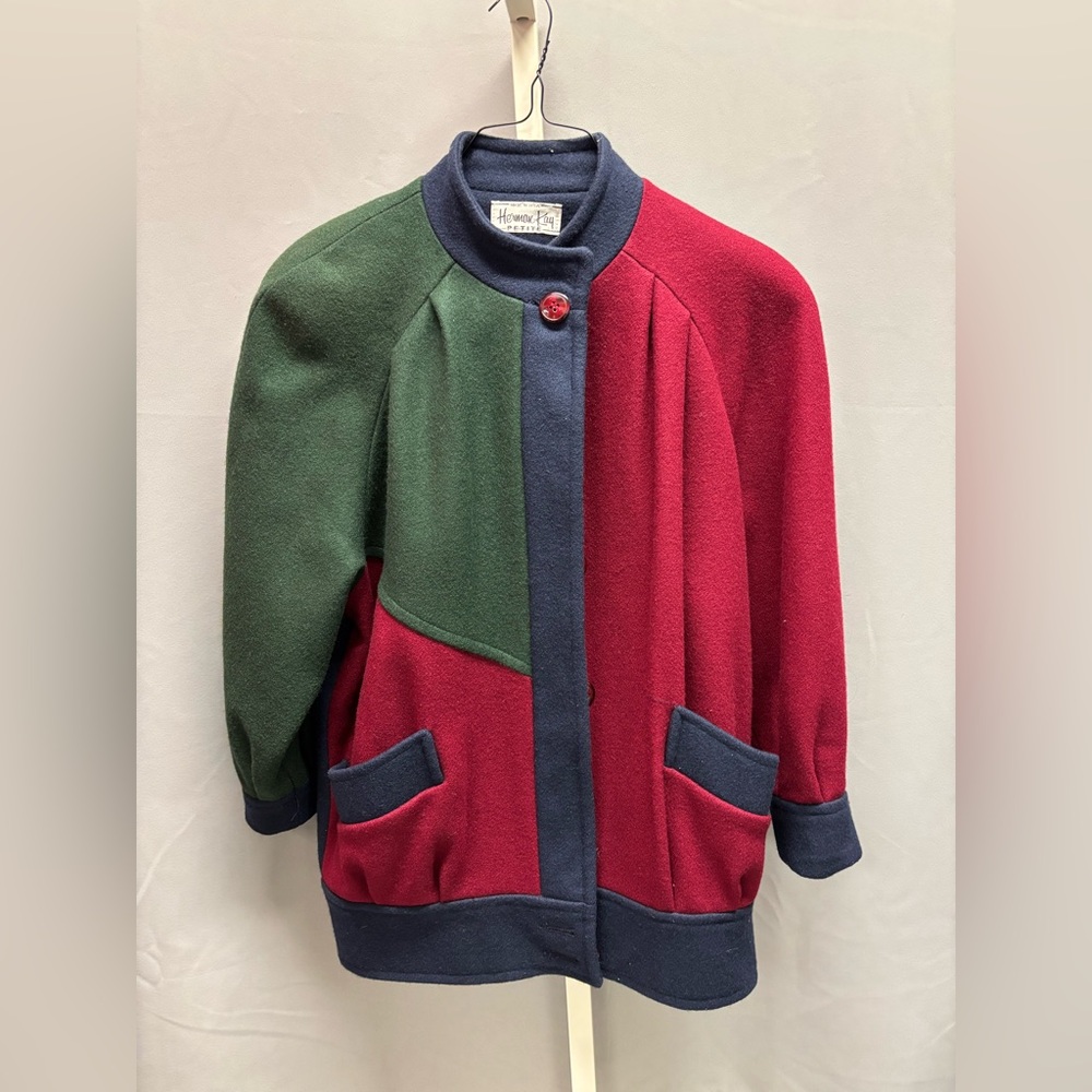 Jacket with asymmetrical colors